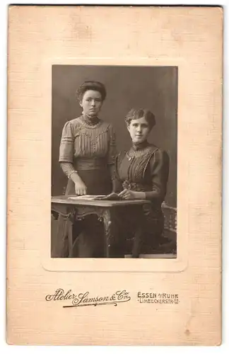 Fotografie Samson & Co., Essen a /Ruhr, Limbeckerstrasse 12, Portrait zwei bürgerliche Damen mit Zeitung am Tisch