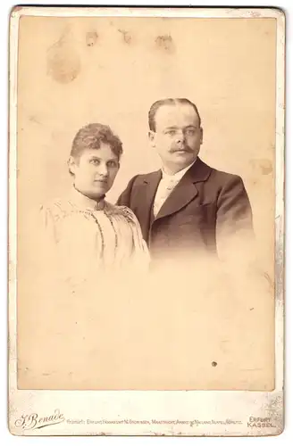 Fotografie J. Benade, Erfurt, Portrait junges Paar in zeitgenössischer Kleidung
