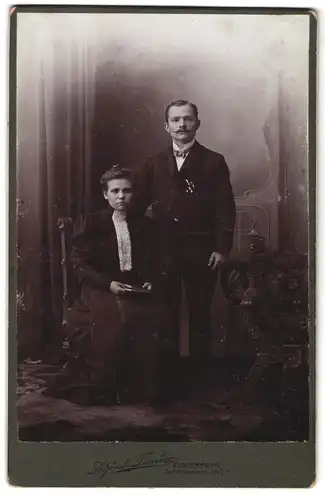 Fotografie Alfred Fischer, Elsterberg, Schützenstrasse, Portrait hübsch gekleidetes Paar mit Buch