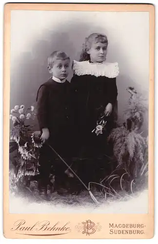 Fotografie Paul Behnke, Magdeburg-Sudenburg, Breite-Weg 40, Portrait kleiner Junge und Mädchen in hübscher Kleidung