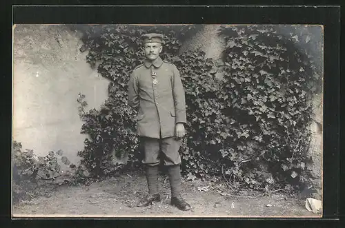 Foto-AK Uniformfoto von Soldat in Feldgrau mit Eisernem Kreuz