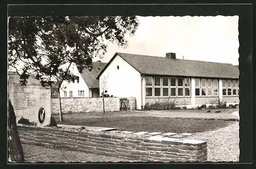 AK Bönnien, Kriegerehrenmal und Schule