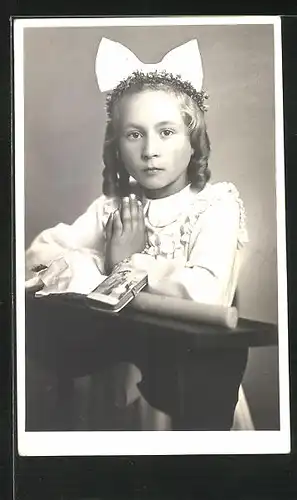 Foto-AK Mädchen nach Konfirmation auf Kniebank, Christel Stenzel