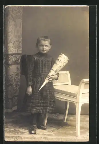 Foto-AK Mädchen mit Zuckertüte zum Schulanfang