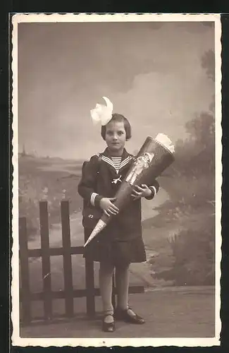 Foto-AK Mädchen mit Zuckertüte zum Schulanfang