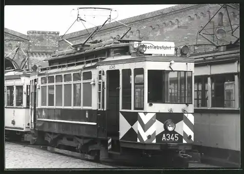 Fotografie unbekannter Fotograf, Ansicht Berlin, Strassenbahn-Triebwagen Nr. A345 am Betriebshof Schöneweide