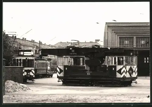 Fotografie unbekannter Fotograf, Ansicht Berlin, Strassenbahn-Triebwagen Nr. A64 mit Kranausleger am Betriebshof Britz