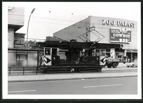 Fotografie unbekannter Fotograf, Ansicht Berlin, Strassenbahn-Triebwagen A64 mit Kran am Kino Zoo-Palast Hardenbergstrasse