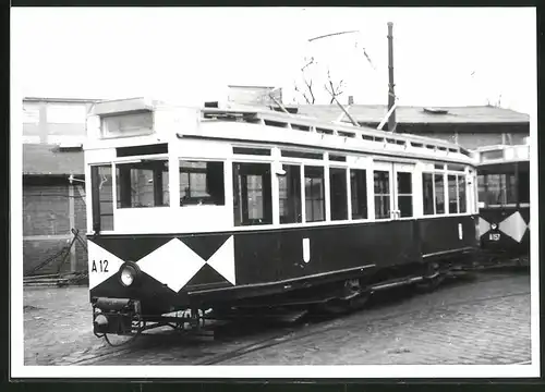 Fotografie unbekannter Fotograf, Ansicht Berlin, Strassenbahn-Triebwagen Nr. A12 am Betriebshof Nalepastrasse