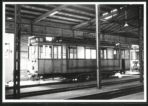 Fotografie unbekannter Fotograf, Ansicht Berlin, Strassenbahn-Triebwagen Nr. 5553 im Betriebshof Spandau