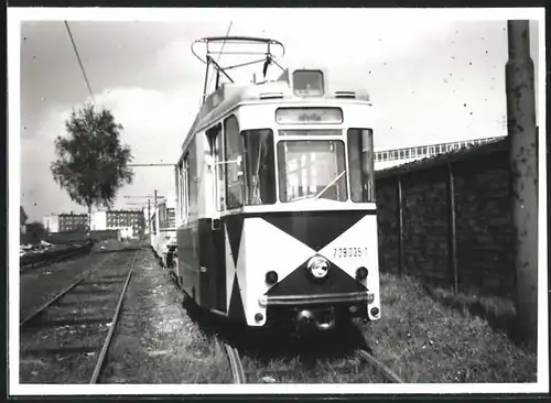 Fotografie unbekannter Fotograf, Ansicht Berlin, Strassenbahn-Triebwagen Nr. 729035-1 am RAW Schöneweide