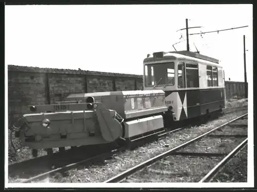 Fotografie unbekannter Fotograf, Ansicht Berlin, Strassenbahn-Triebwagen, Arbeitszug am RAW Schöneweide