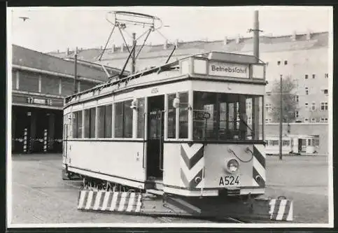 Fotografie unbekannter Fotograf, Ansicht Berlin, Strassenbahn Triebwagen Nr. A524 vor dem Depot Charlottenburg