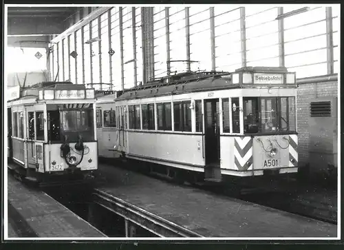 Fotografie unbekannter Fotograf, Ansicht Berlin, Strassenbahn-Triebwagen Nr. A501 & 3472 im Depot Charlottenburg