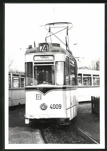 Fotografie unbekannter Fotograf, Ansicht Berlin-Weissensee, Strassenbahn-Triebwagen 4009 Richtung Judenstrasse / Rathaus