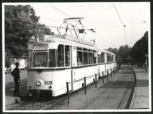 Fotografie unbekannter Fotograf, Ansicht Berlin-Köpenick, Lindenstrasse, Strassenbahn-Triebwagen Nr. 5128 der Linie 84