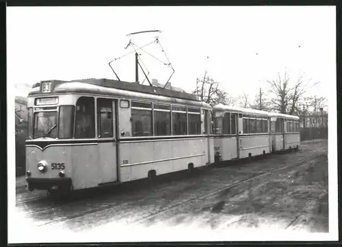 Fotografie unbekannter Fotograf, Ansicht Berlin-Köpenick, Hirtestrasse, Strassenbahn-Triebwagen Nr. 5135 der Linie 83B