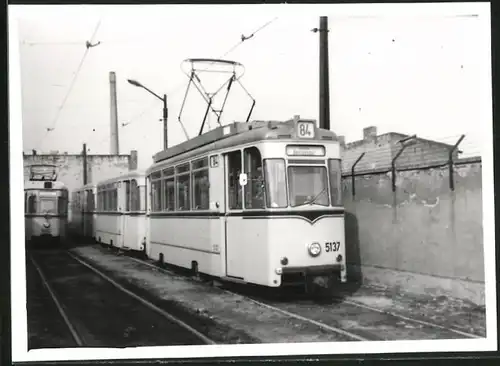 Fotografie unbekannter Fotograf, Ansicht Berlin-Köpenick, Strassenbahn-Triebwagen Nr. 5137 auf dem Betriebshof