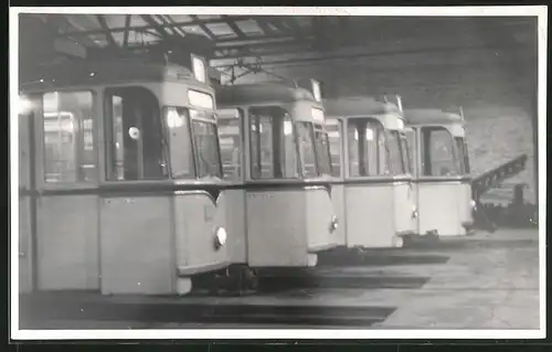 Fotografie unbekannter Fotograf, Ansicht Berlin-Treptow, Strassenbahn-Triebwagen im Depot