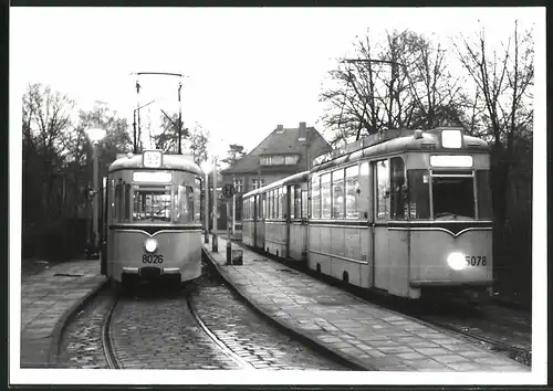 Fotografie unbekannter Fotograf, Ansicht Berlin, Wendenschloss, Strassenbahn-Triebwagen Nr. 8025 & 5078 der Linie 83
