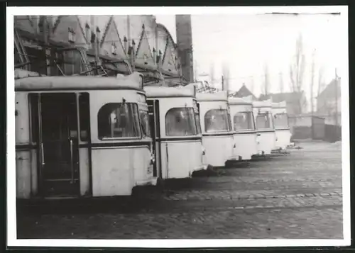 Fotografie unbekannter Fotograf, Ansicht Berlin-Köpenick, Strassenbahn-Triebwagen am Depot aufgereiht