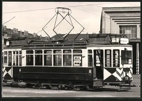 Fotografie unbekannter Fotograf, Ansicht Berlin-Britz, Strassenbahn-Triebwagen Nr. T32 am Betriebshof-Depot