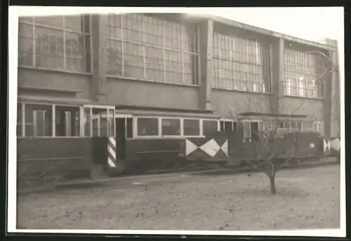 Fotografie unbekannter Fotograf, Ansicht Berlin-Britz, Strassenbahn-Triebwagen am Betriebshof-Depot