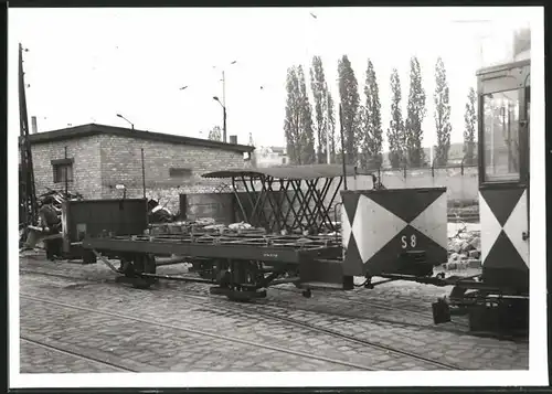 Fotografie unbekannter Fotograf, Ansicht Berlin-Köpenick, Strassenbahn-Triebwagen Nr. S8 ausgeschlachtet am Depot
