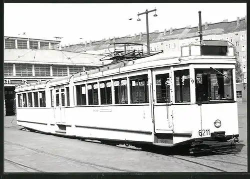 Fotografie unbekannter Fotograf, Ansicht Berlin-Charlottenburg, Strassenbahn-Triebwagen Nr. 6211 am Betriebshof-Depot