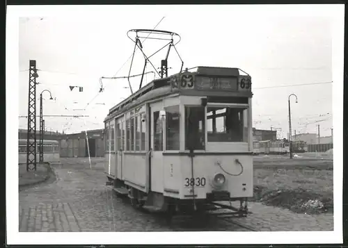 Fotografie unbekannter Fotograf, Ansicht Berlin-Lichtenberg, Strassenbahn-Triebwagen nr. 3830 am Betriebshof-Depot