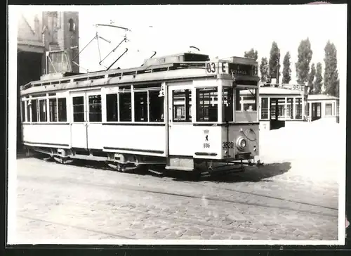 Fotografie unbekannter Fotograf, Ansicht Berlin-Köpenick, Strassenbahn-Triebwagen Nr. 3820 verlässt Betriebshof-Depot