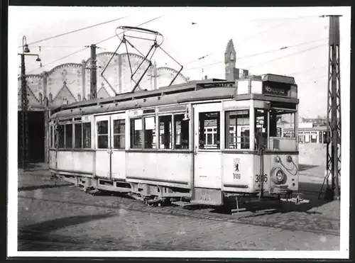 Fotografie unbekannter Fotograf, Ansicht Berlin-Köpenick, Strassenbahn-Triebwagen Nr. 3816 vor Betriebshof-Depot