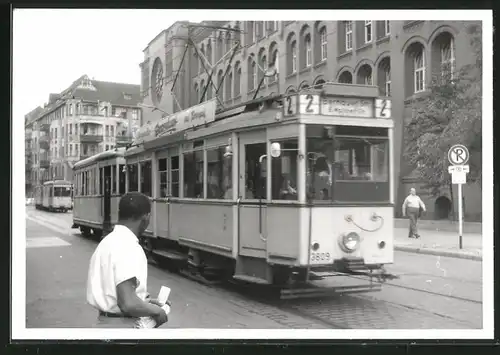 Fotografie unbekannter Fotograf, Ansicht Berlin, Belziger Strasse, Strassenbahn-Triebwagen Nr. 3809 Richtung Bernauer Str.