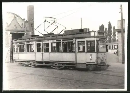Fotografie unbekannter Fotograf, Ansicht Berlin-Köpenick, Strassenbahn-Triebwagen Nr. 3802 am Betriebshof-Depot