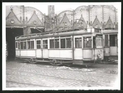 Fotografie unbekannter Fotograf, Ansicht Berlin-Köpenick, Strassenbahn-Triebwagen nr. 3832 vor Betriebshof-Deopt