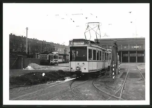 Fotografie unbekannter Fotograf, Ansicht Berlin-Britz, Strassenbahn-Triebwagen Nr. 3836 verlässt Betriebshof-Depot