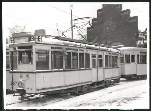 Fotografie unbekannter Fotograf, Ansicht Berlin-Köpenick, Strassenbahn-Triebwagen nr. 3837 am Betriebshof im Winter