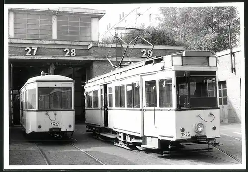 Fotografie unbekannter Fotograf, Ansicht Berlin-Charlottenburg, Strassenbahn-Triebwagen Nr. 3845 & 1541 vor Betriebshof