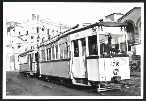 Fotografie unbekannter Fotograf, Ansicht Berlin, Hackescher Markt, Strassenbahn-Triebwagen Nr. 3718 der Linie 64