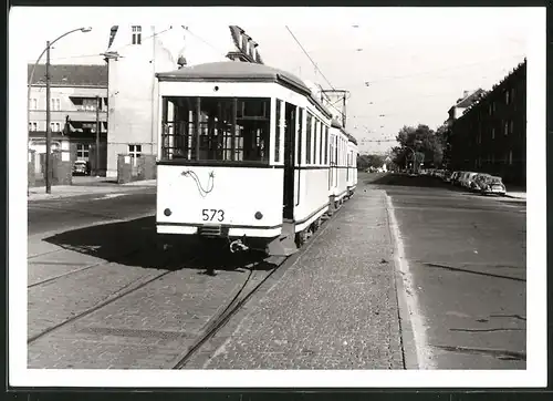 Fotografie unbekannter Fotograf, Ansicht Berlin-Neukölln, Gradestrasse, Strassenbahn-Triebwagen Nr. 573