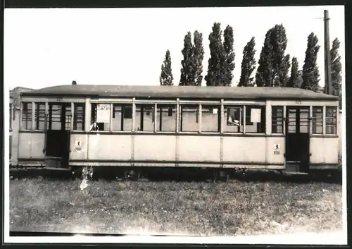 Fotografie unbekannter Fotograf, Ansicht Berlin-Köpenick, Strassenbahn-Triebwagen Nr. 325 auf Betriebshof-Abstellgleis
