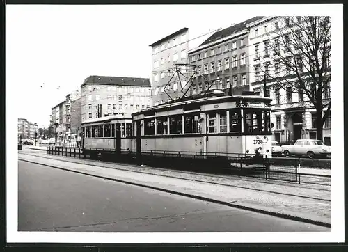 Fotografie unbekannter Fotograf, Ansicht Berlin-Kreuzberg, Mehringdamm, Strassenbahn-Triebwagen Nr. 3724 nach Lindenstr.