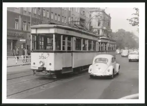 Fotografie unbekannter Fotograf, Ansicht Berlin, Hermannstrasse, Strassenbahn-Triebwagen Nr. 3724 Fahrt zur Verschrottung