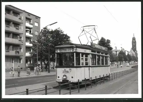 Fotografie unbekannter Fotograf, Ansicht Berlin, Otto-Suhr-Allee, Strassenbahn-Triebwagen Nr. 3709 Richtung Osloer Strasse