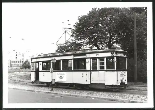 Fotografie unbekannter Fotograf, Ansicht Berlin-Kreuzberg, Mehringdamm, Strassenbahn-Triebwagen Nr. 3701 Linie 95