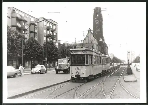 Fotografie unbekannter Fotograf, Ansicht Berlin, Otto-Suhr Allee, Strassenbahn-Triebwagen Nr. 3705 Richtung Spandau