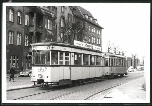 Fotografie unbekannter Fotograf, Ansicht Berlin, Industriestrasse, Strassenbahn-Triebwagen Nr. 3737 Richtung Wiener Strasse