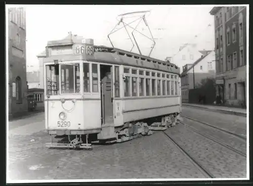 Fotografie unbekannter Fotograf, Ansicht Berlin-Köpenick, Strassenbahn-Triebwagen Nr. 5290 Einfahrt in das Depot