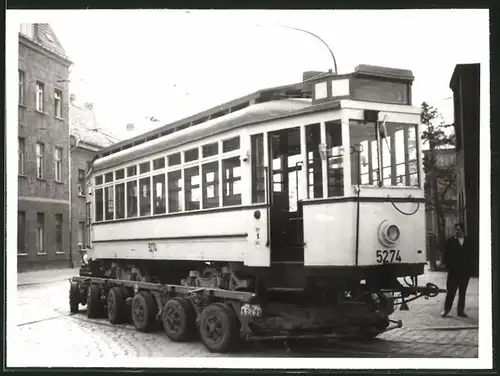 Fotografie Strassenbahn-Triebwagen Nr. 5274, Museumswagen der BVG in Berlin auf einem Spezial-Tieflader