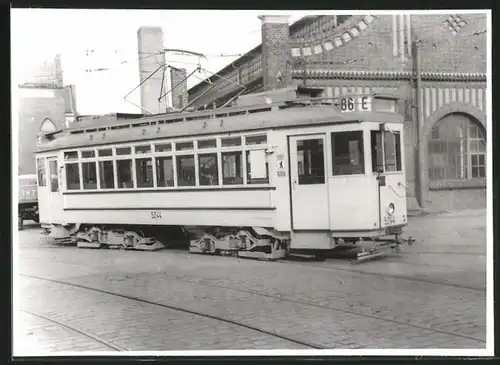 Fotografie unbekannter Fotograf, Ansicht Berlin-Köpenick, Strassenbahn-Triebwagen Nr. 5244 vor Betriebshof-Depot